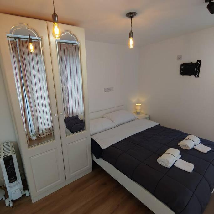 Self Contained, Double Bed Studio, Private Kitchen, Private Bath, Walking Distance To Harry Potter ワトフォード エクステリア 写真