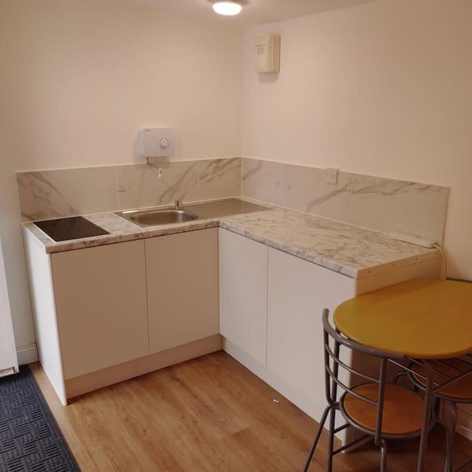 Self Contained, Double Bed Studio, Private Kitchen, Private Bath, Walking Distance To Harry Potter ワトフォード エクステリア 写真