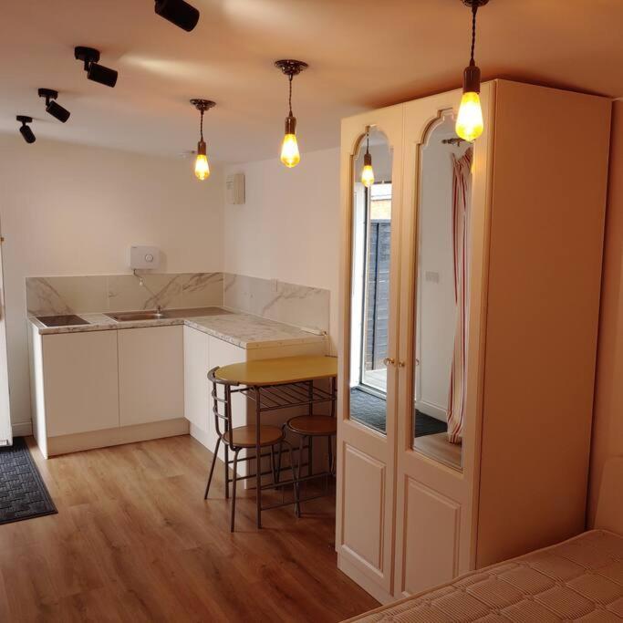 Self Contained, Double Bed Studio, Private Kitchen, Private Bath, Walking Distance To Harry Potter ワトフォード エクステリア 写真