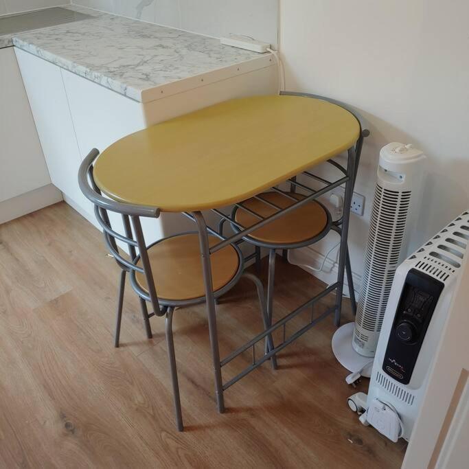 Self Contained, Double Bed Studio, Private Kitchen, Private Bath, Walking Distance To Harry Potter ワトフォード エクステリア 写真