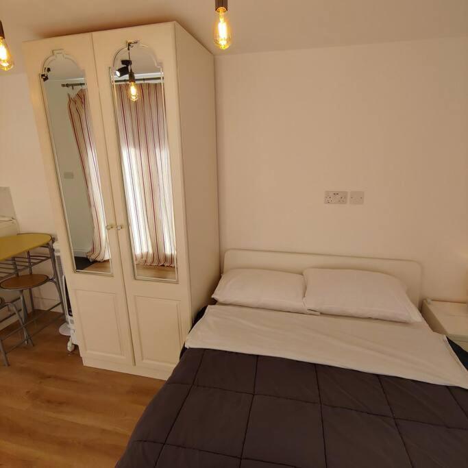 Self Contained, Double Bed Studio, Private Kitchen, Private Bath, Walking Distance To Harry Potter ワトフォード エクステリア 写真