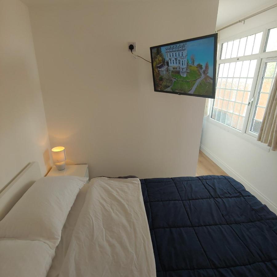 Self Contained, Double Bed Studio, Private Kitchen, Private Bath, Walking Distance To Harry Potter ワトフォード エクステリア 写真
