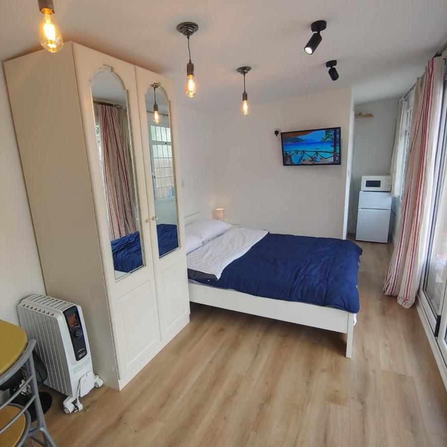 Self Contained, Double Bed Studio, Private Kitchen, Private Bath, Walking Distance To Harry Potter ワトフォード エクステリア 写真