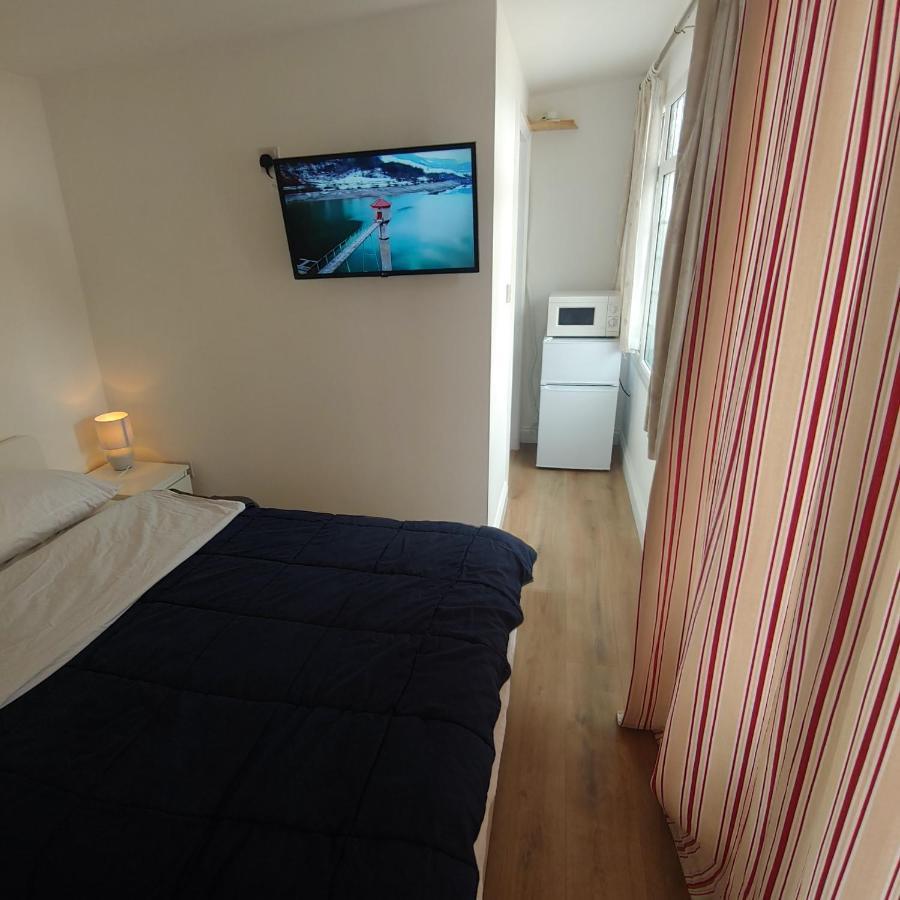 Self Contained, Double Bed Studio, Private Kitchen, Private Bath, Walking Distance To Harry Potter ワトフォード エクステリア 写真