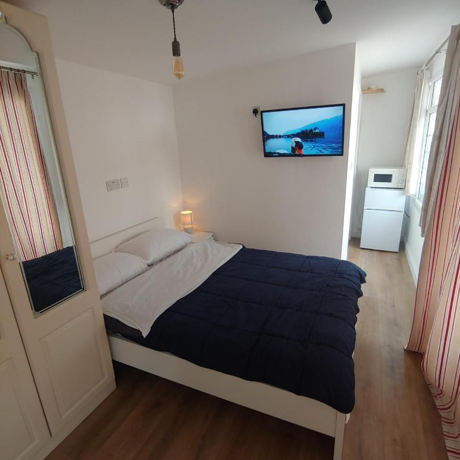 Self Contained, Double Bed Studio, Private Kitchen, Private Bath, Walking Distance To Harry Potter ワトフォード エクステリア 写真