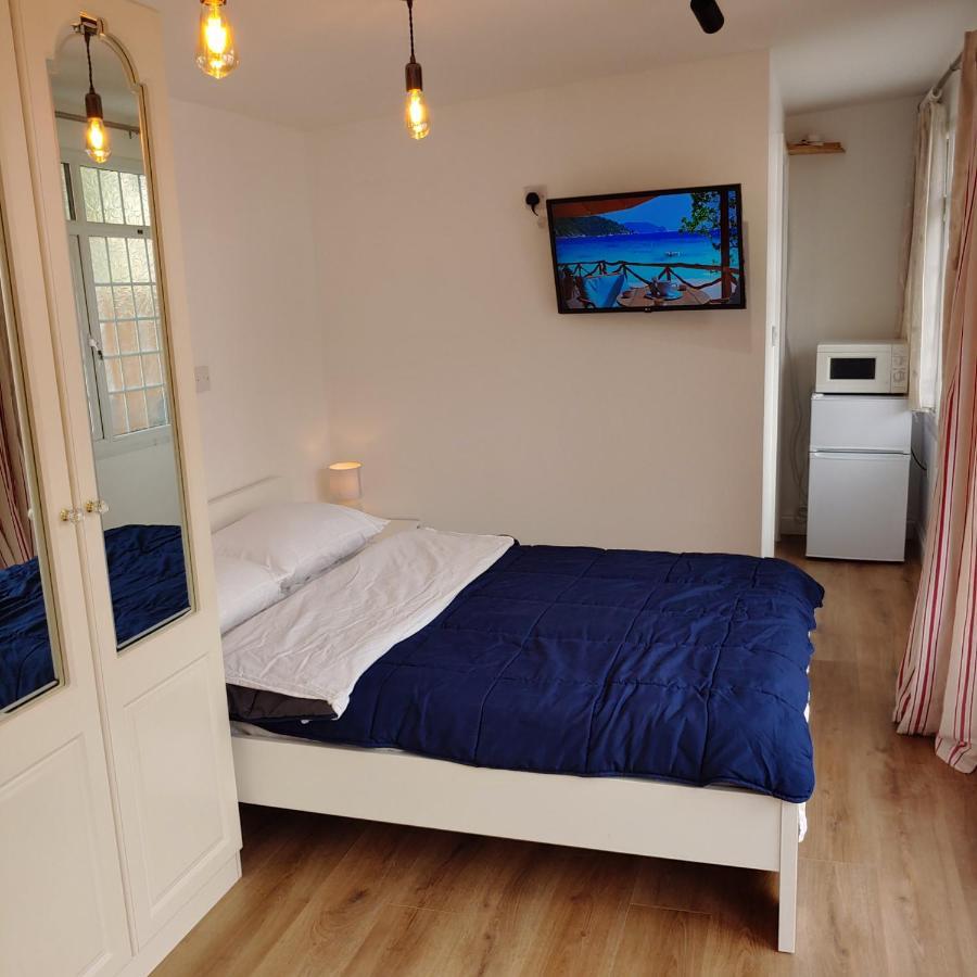 Self Contained, Double Bed Studio, Private Kitchen, Private Bath, Walking Distance To Harry Potter ワトフォード エクステリア 写真