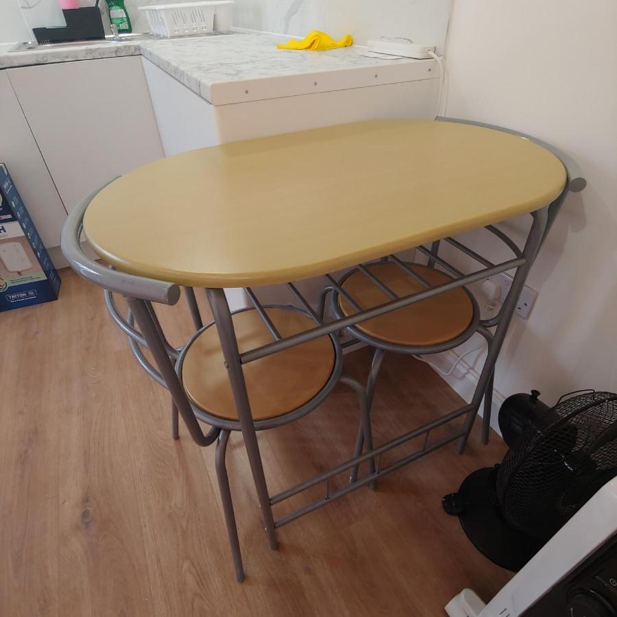 Self Contained, Double Bed Studio, Private Kitchen, Private Bath, Walking Distance To Harry Potter ワトフォード エクステリア 写真