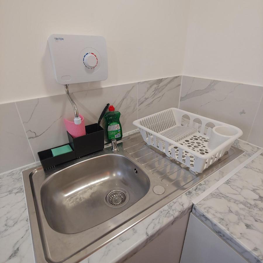 Self Contained, Double Bed Studio, Private Kitchen, Private Bath, Walking Distance To Harry Potter ワトフォード エクステリア 写真