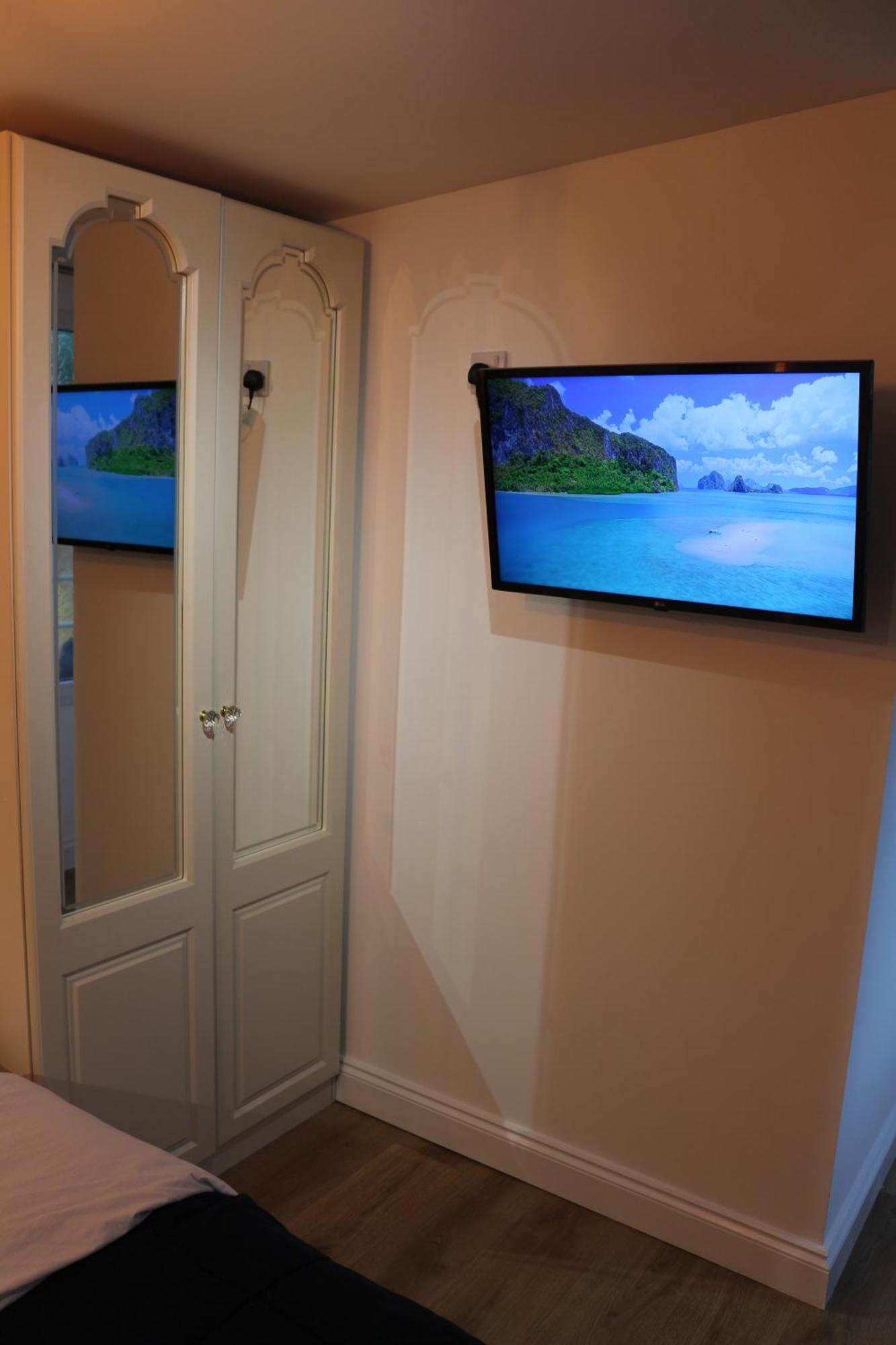 Self Contained, Double Bed Studio, Private Kitchen, Private Bath, Walking Distance To Harry Potter ワトフォード エクステリア 写真