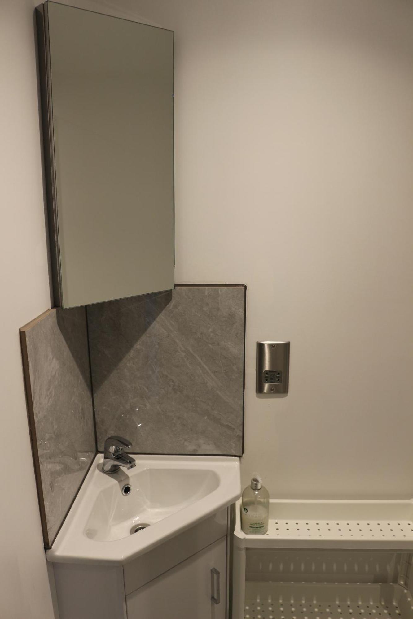 Self Contained, Double Bed Studio, Private Kitchen, Private Bath, Walking Distance To Harry Potter ワトフォード エクステリア 写真