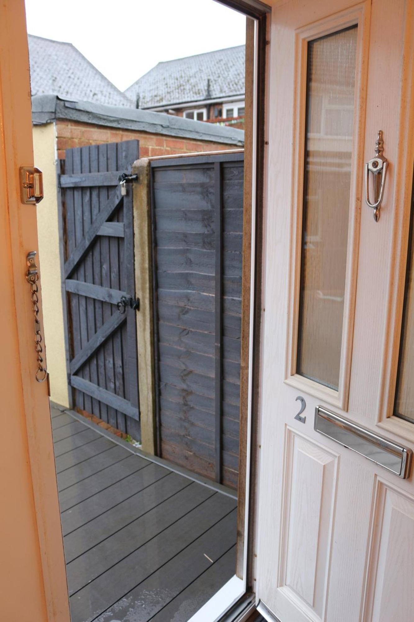Self Contained, Double Bed Studio, Private Kitchen, Private Bath, Walking Distance To Harry Potter ワトフォード エクステリア 写真