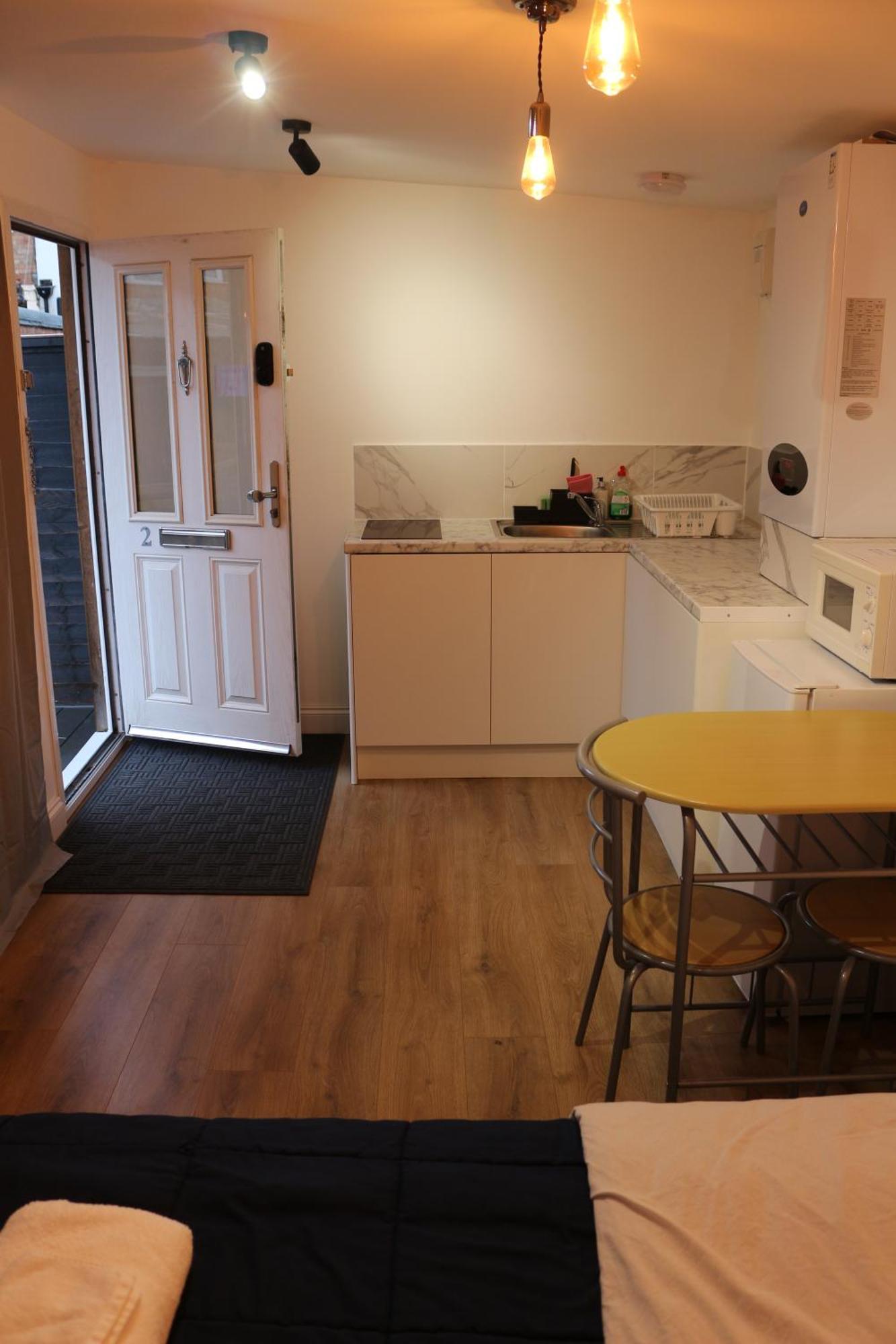 Self Contained, Double Bed Studio, Private Kitchen, Private Bath, Walking Distance To Harry Potter ワトフォード エクステリア 写真