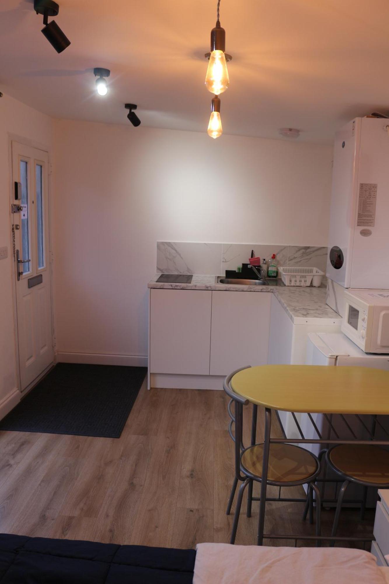 Self Contained, Double Bed Studio, Private Kitchen, Private Bath, Walking Distance To Harry Potter ワトフォード エクステリア 写真