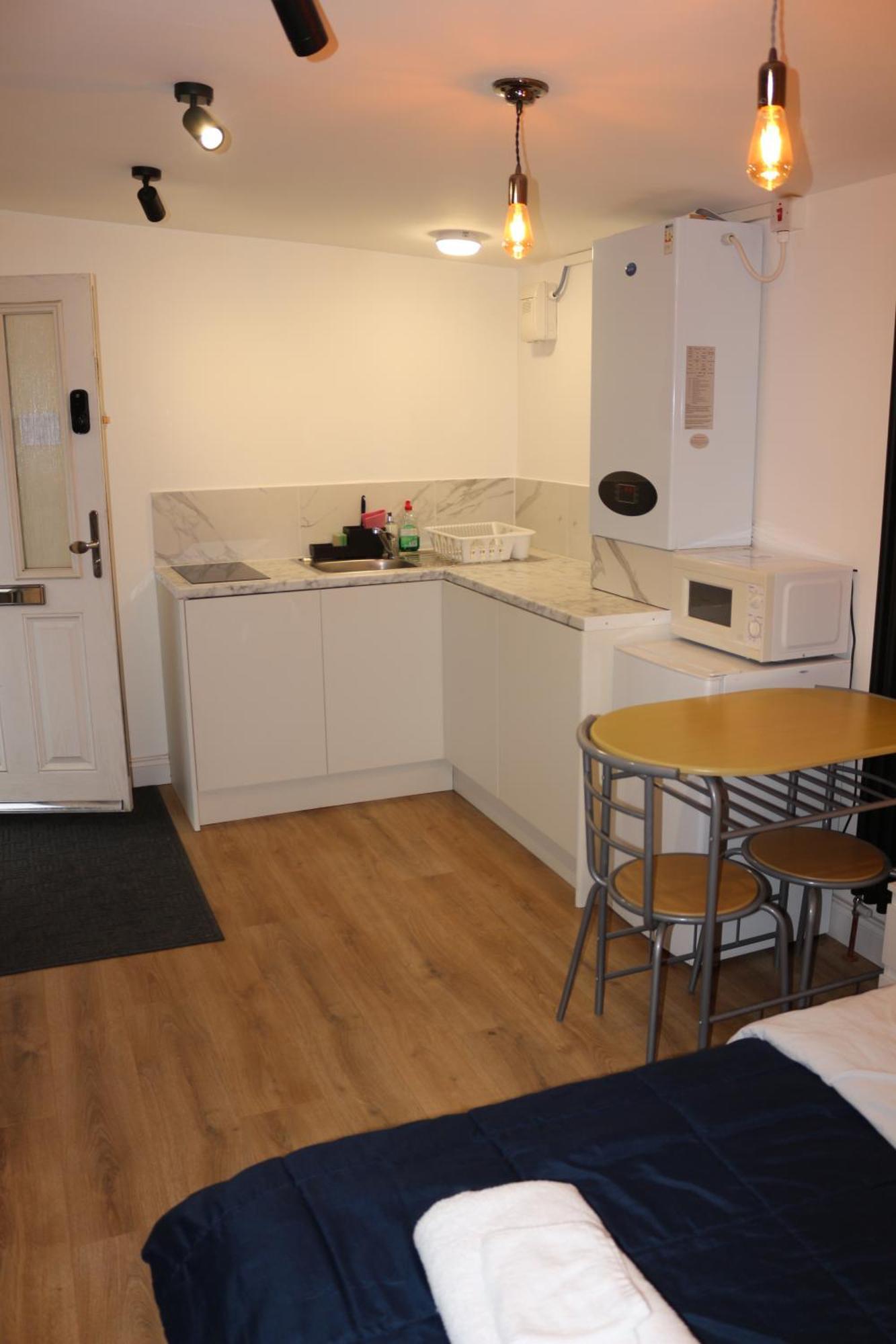 Self Contained, Double Bed Studio, Private Kitchen, Private Bath, Walking Distance To Harry Potter ワトフォード エクステリア 写真