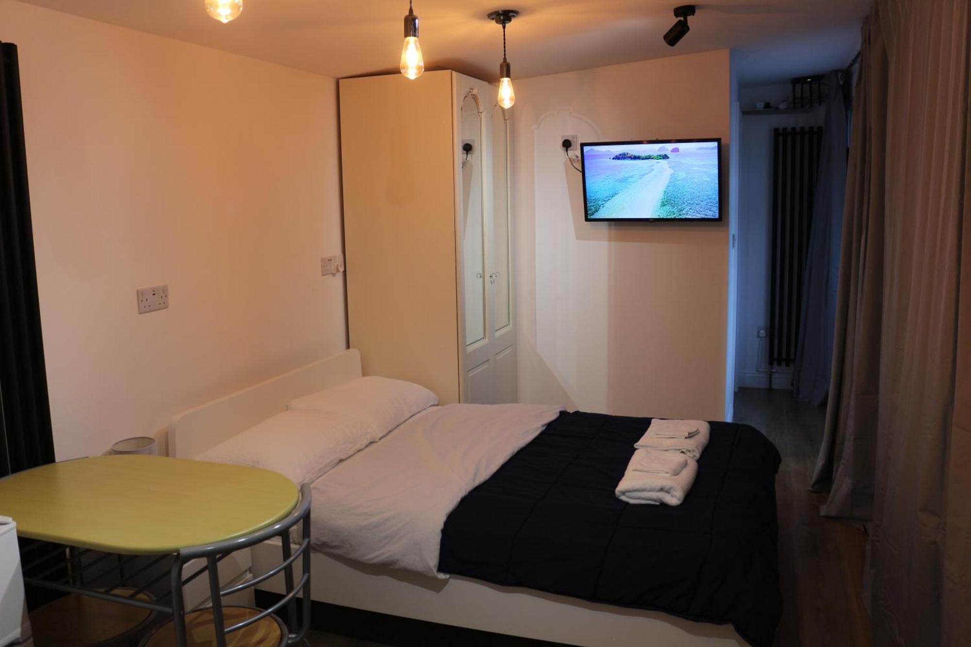 Self Contained, Double Bed Studio, Private Kitchen, Private Bath, Walking Distance To Harry Potter ワトフォード エクステリア 写真