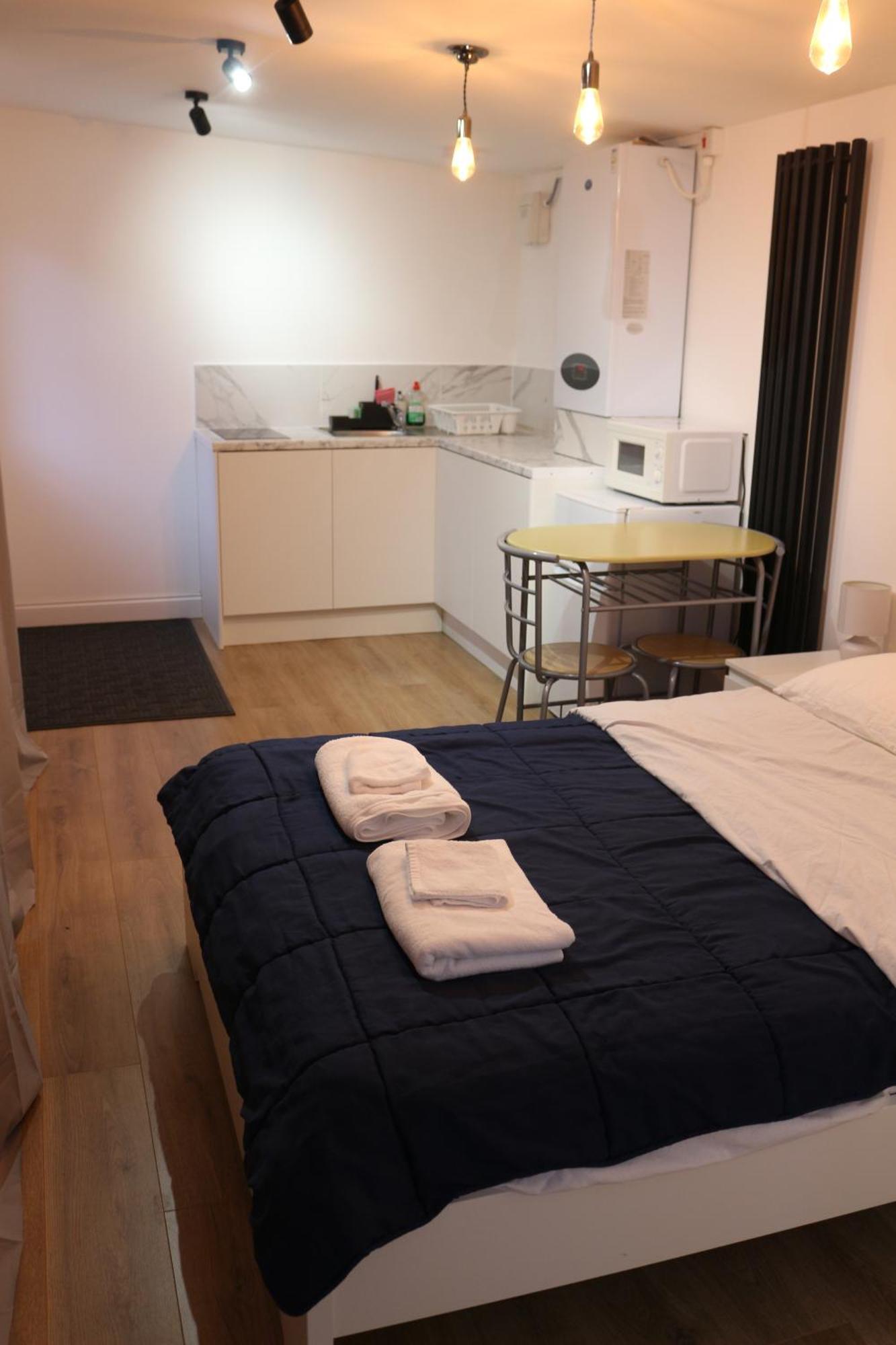 Self Contained, Double Bed Studio, Private Kitchen, Private Bath, Walking Distance To Harry Potter ワトフォード エクステリア 写真