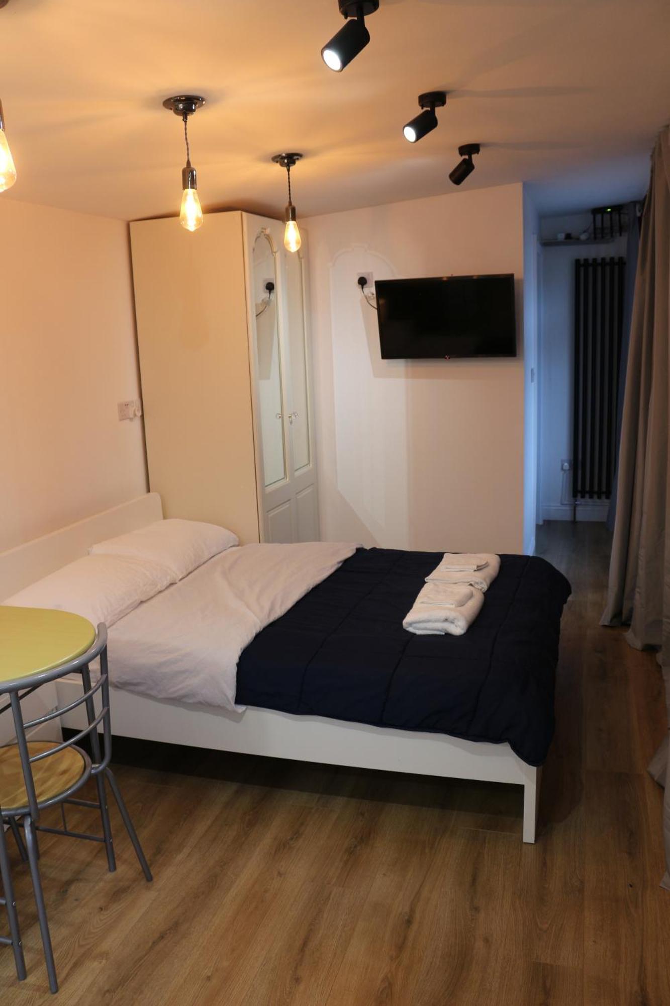 Self Contained, Double Bed Studio, Private Kitchen, Private Bath, Walking Distance To Harry Potter ワトフォード エクステリア 写真