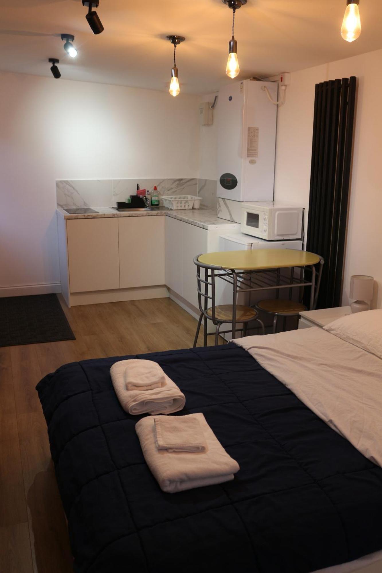 Self Contained, Double Bed Studio, Private Kitchen, Private Bath, Walking Distance To Harry Potter ワトフォード エクステリア 写真