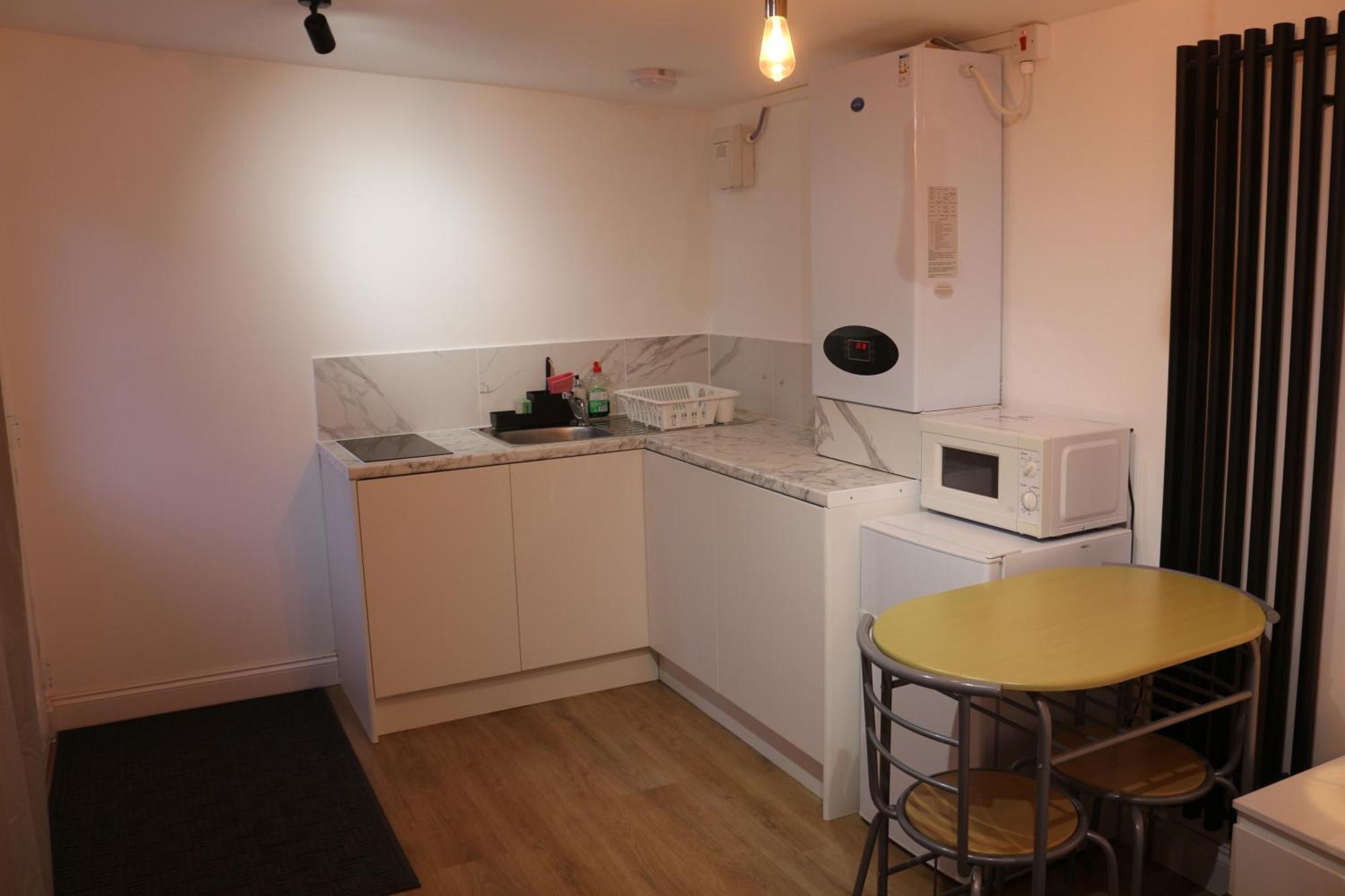 Self Contained, Double Bed Studio, Private Kitchen, Private Bath, Walking Distance To Harry Potter ワトフォード エクステリア 写真